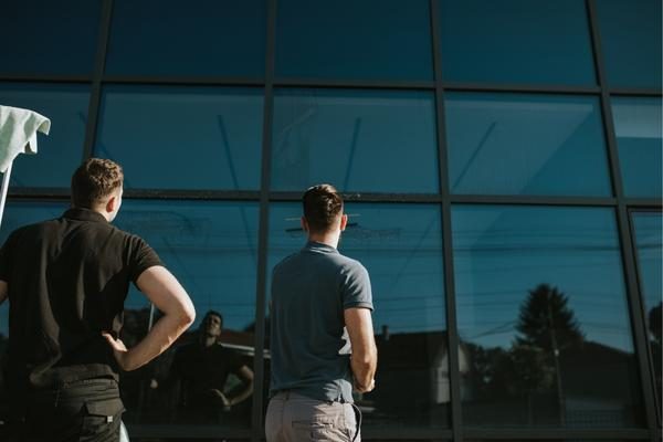 vinduespudsning fredericia vinduespudser erhverv kontor teleskopstang facadevask 600x400